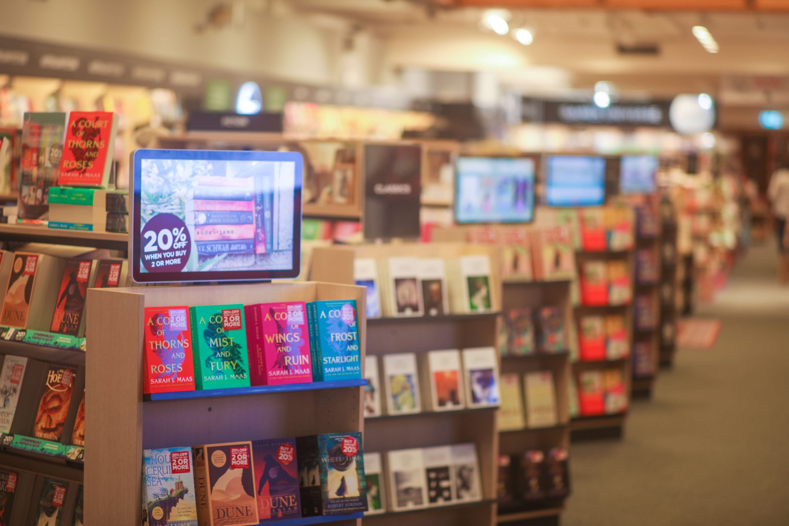 Taking a Closer Look at Indoor and Outward Facing Digital Signage For Your Retail Stores