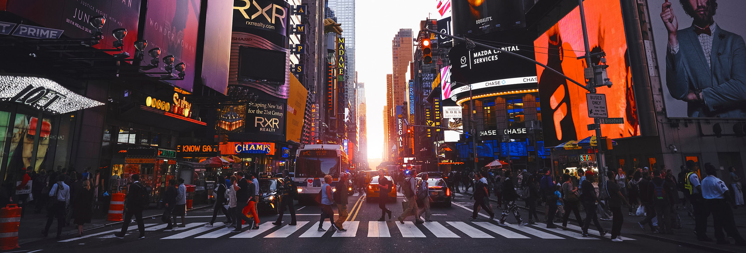 How Digital Signage can Help you Attract More Customers and Amplify Your Brand