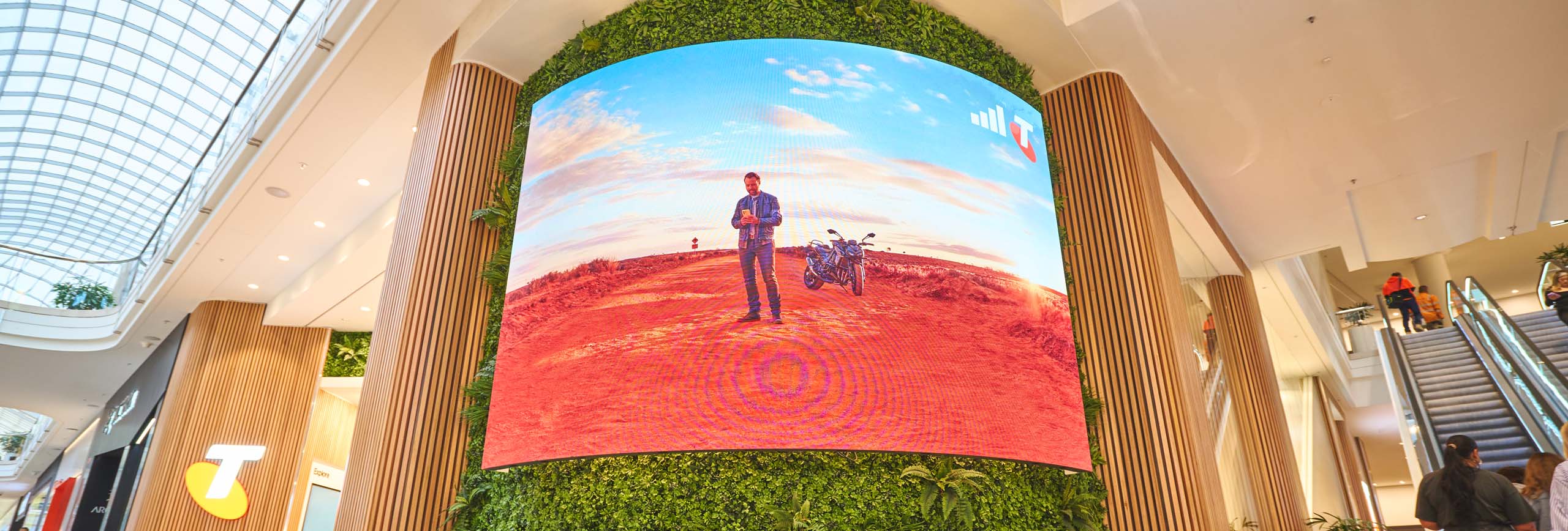 How Retailers Are Leveraging Both E-Paper Displays and LED Screens to Boost Sales