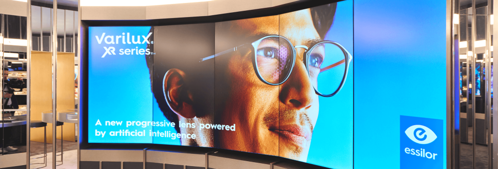 Curved screen at the EssilorLuxottica Eyehub store